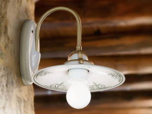 Керамический настенный светильник с фиксированной рукояткой