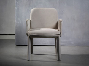 Мягкий тканевый стул с подлокотниками