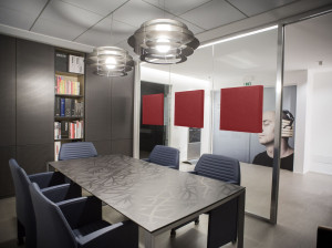 Звукопоглощающая модульная панель из полиэфирного волокна