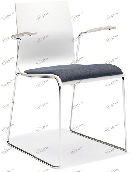 Casala Штабелируемый конференц-стул на салазках из меламина с подлокотниками Noa i 782/10