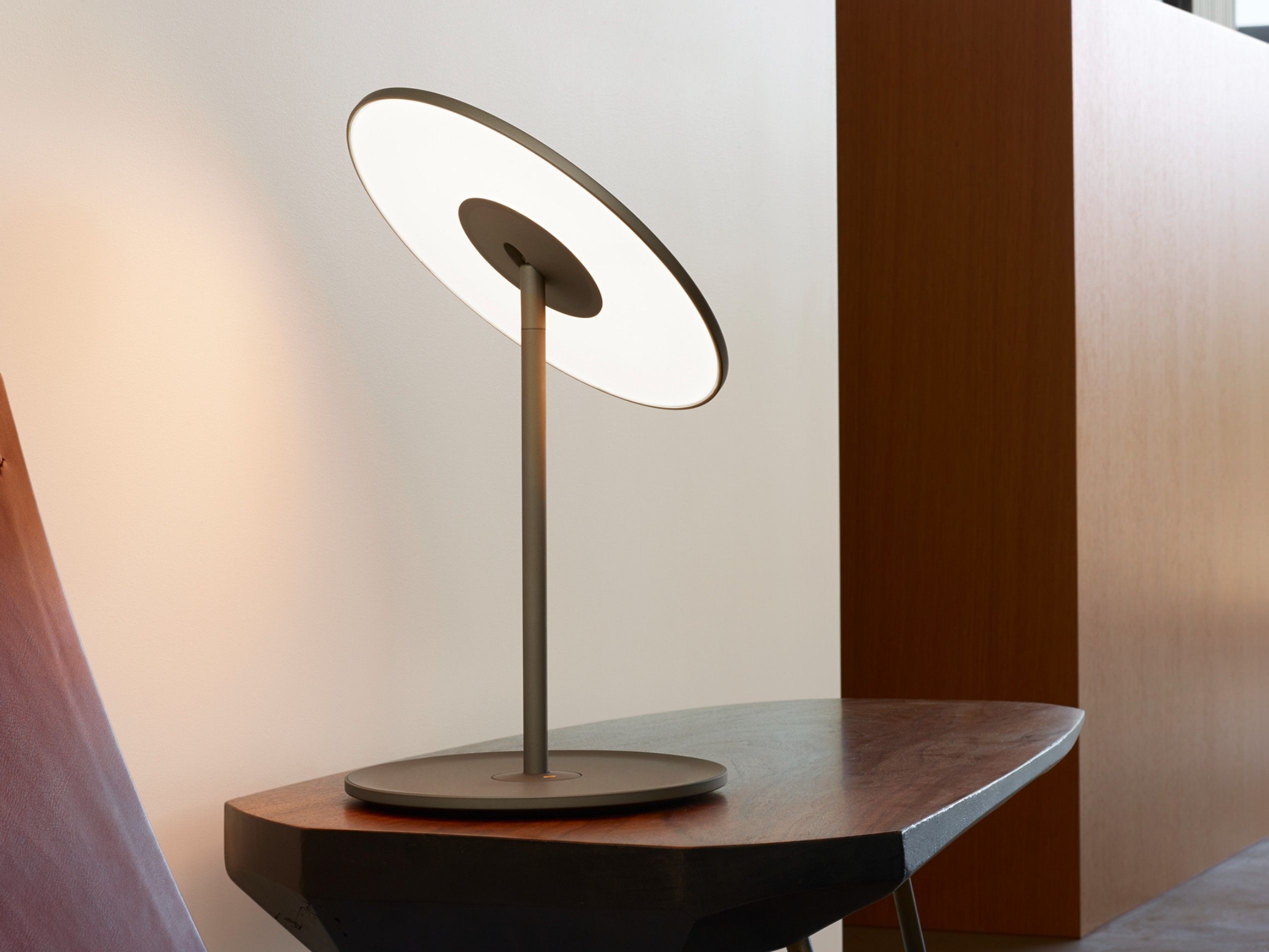 Алюминиевая светодиодная настольная лампа с USB-разъемом Pablo Designs приблизительно ARCH-00026792