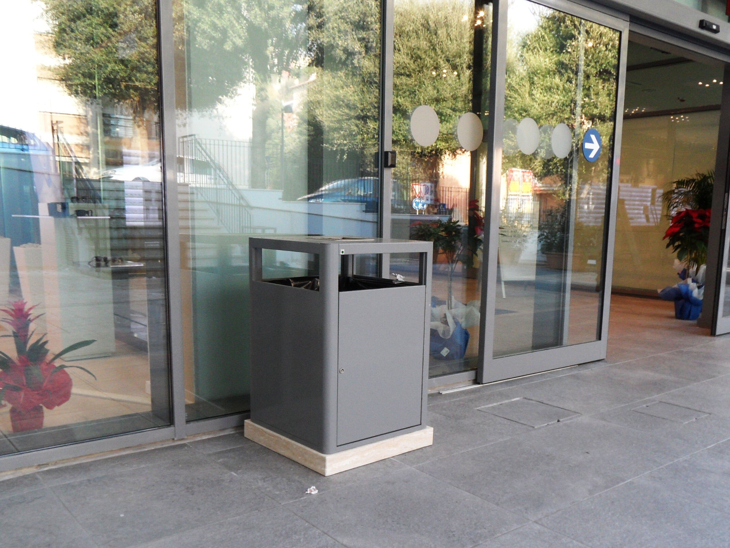 Стальная корзина для мусора с пепельницей Studio Città STEELBLOCK ARCH-00142150 - Вид №1