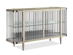 Стеклянный шкаф со встроенным освещением с распашными дверями