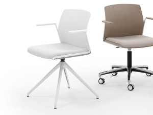 Пластиковый поворотный стул со встроенной подушкой и подлокотниками