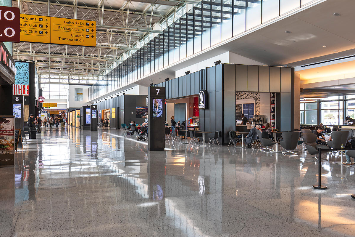 FSRT639 Система обшивки стен Levelr с панелями из стекла vivispectra vektr с индивидуальной прослойкой, показанной в конфигурации Reflective с отделкой pearlex + и открывающими ребрами из нержавеющей стали Forms-surfaces  - Вид №5