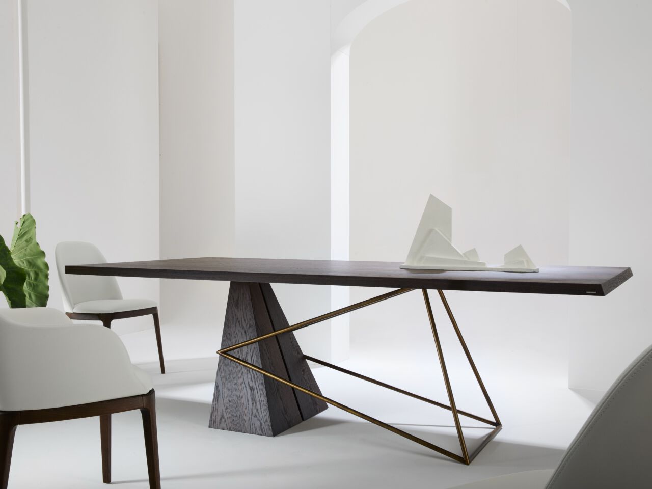 Прямоугольный стол со скульптурным основанием Julia Italia STASIS ARCH-00003277