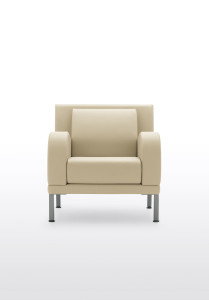 Кожаное кресло с подлокотниками