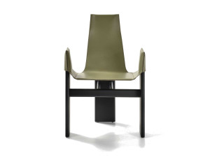 Деревянный стул с подлокотниками