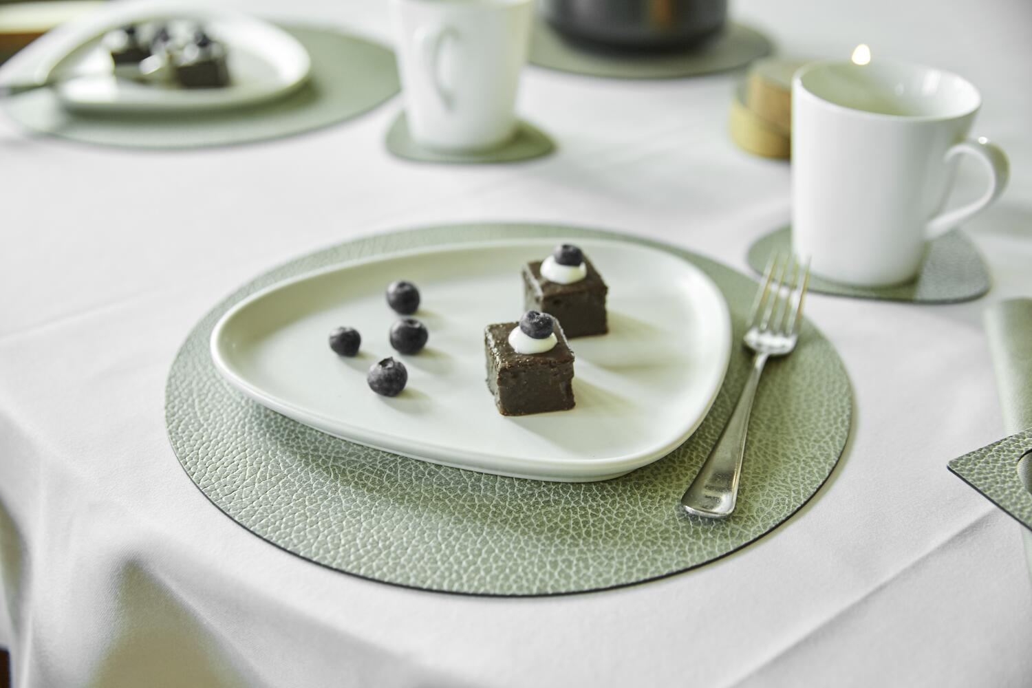 983540 HIPPO olive green подстановочная салфетка круглая, диаметр 30 см, толщина 1,6 мм;LIND DNA  - Вид №1