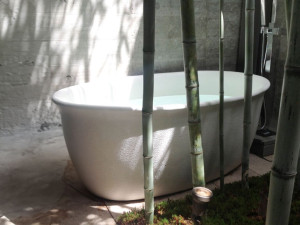 Керамическая ванна с овальным центром