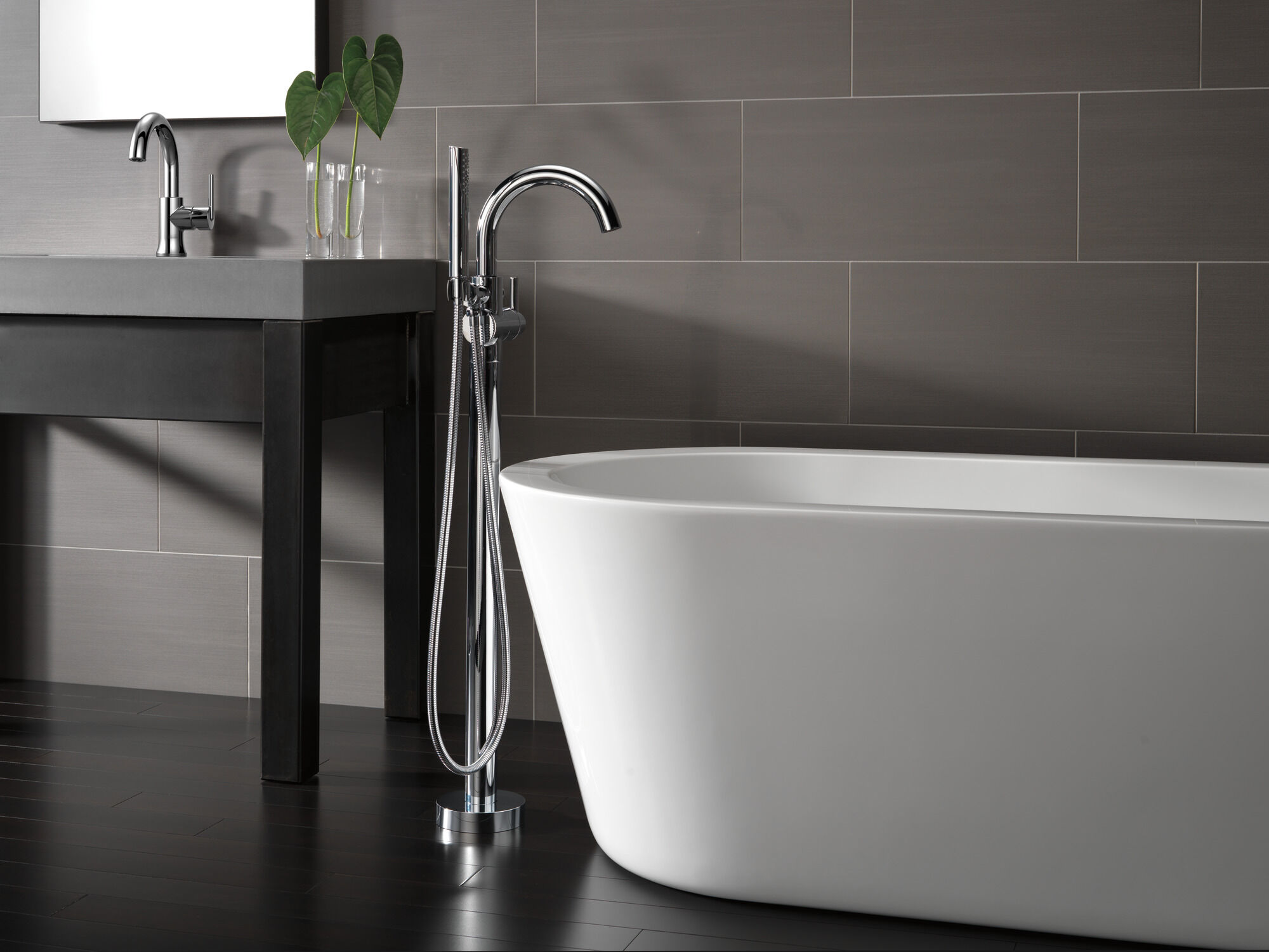 559HA-DST Смеситель для ванной с высокой дугой с одной ручкой Delta Faucet Trinsic Хром  - Вид №5