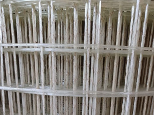 Предварительно сформированная жесткая структурная сетка из стекловолокна