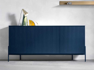 Деревянный шкаф с распашными дверями