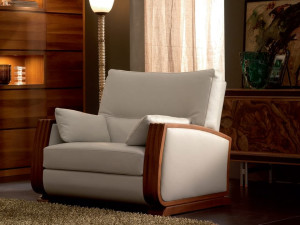 Кресло из массива дерева с подлокотниками