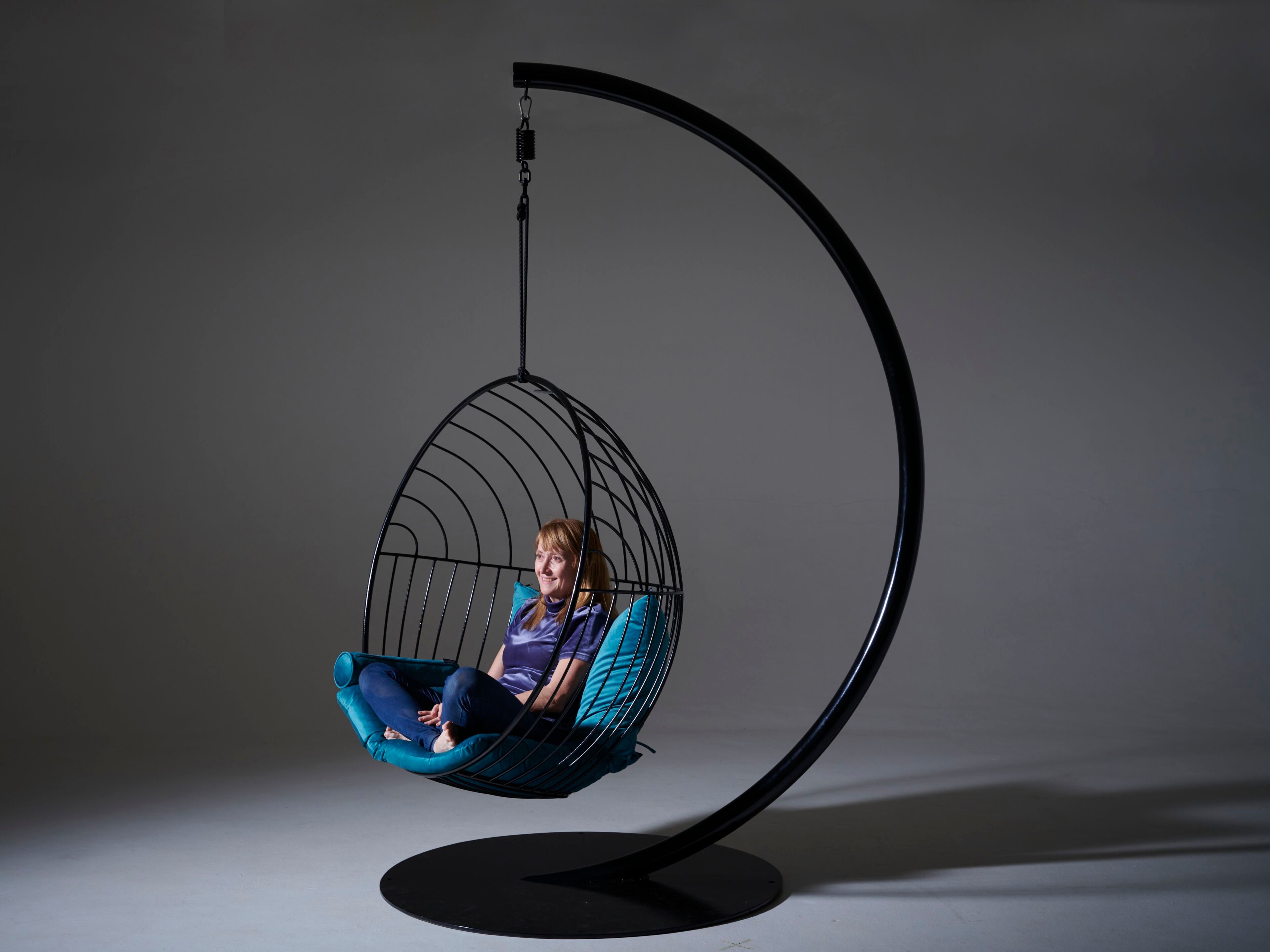 Подвесные сиденья с порошковым покрытием стальной поддержки Studio Stirling HALF CIRCLE ON ROUND BASE ARCH-00013642