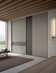 Деревянный шкаф с раздвижными дверями