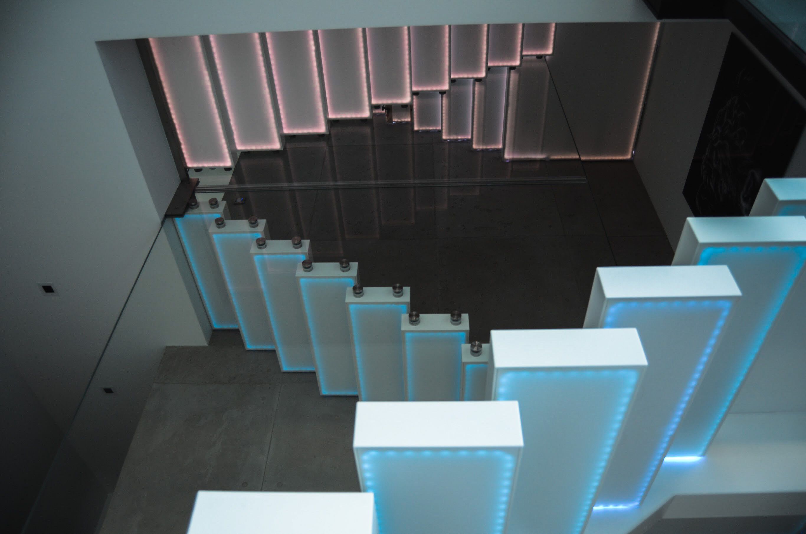 Консольная лестница Corian® со светодиодами Siller Treppen GO UP ARCH-00037447 - Вид №2