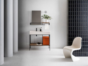 Состав ванной комнаты с зеркалом и держателем для полотенец