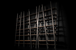 Оловянный книжный шкаф с деревянными полками