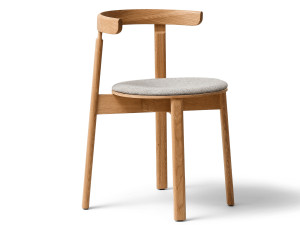 Штабелируемый дубовый стул с мягким сиденьем