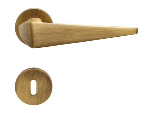 Латунная ручка на розетке с насадкой