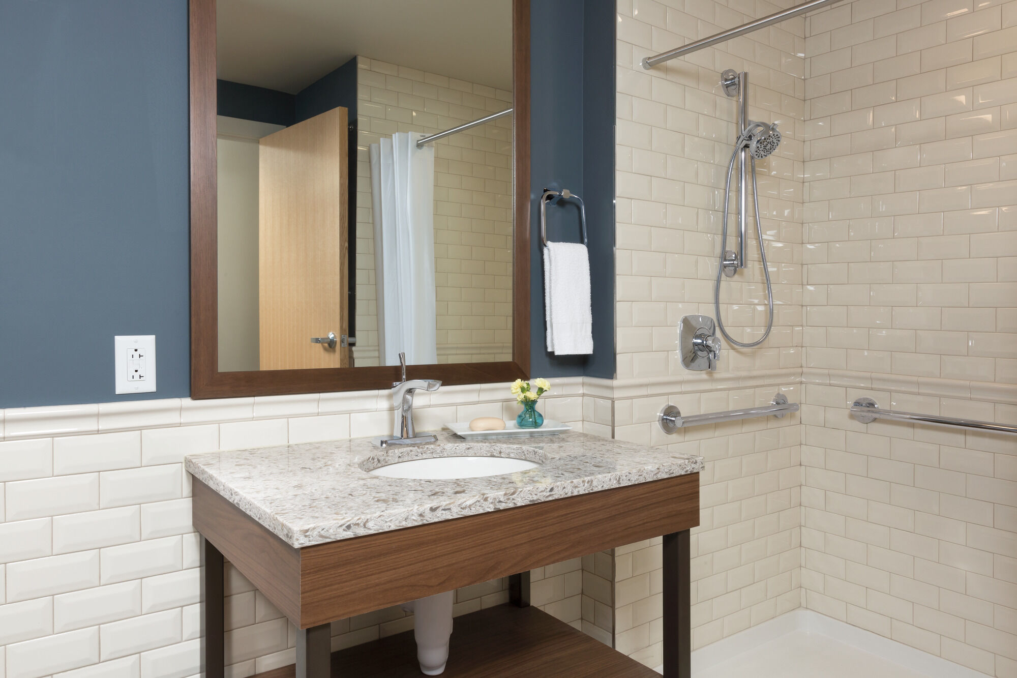 24-дюймовый современный декоративный поручень ADA Delta Faucet 41824-BL - Вид №5