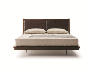 Кожаная двуспальная кровать