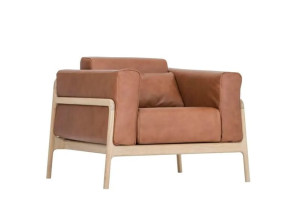 Кожаное кресло с подлокотниками