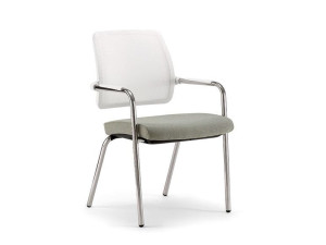 Стул с подлокотниками