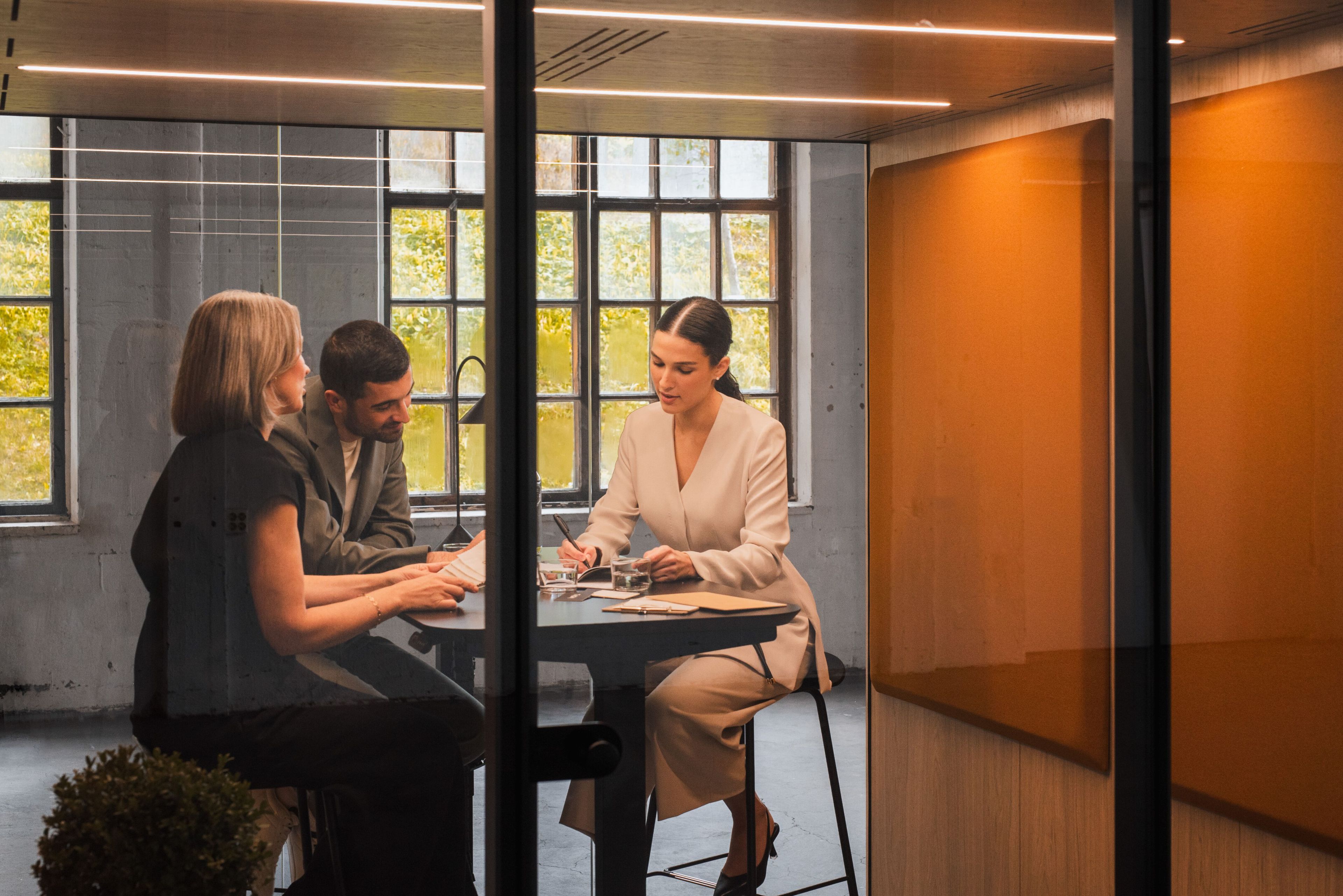 Прямоугольный стол для совещаний с регулируемой высотой из ламината Taiga Concept мебель ARCH-00093636 - Вид №3