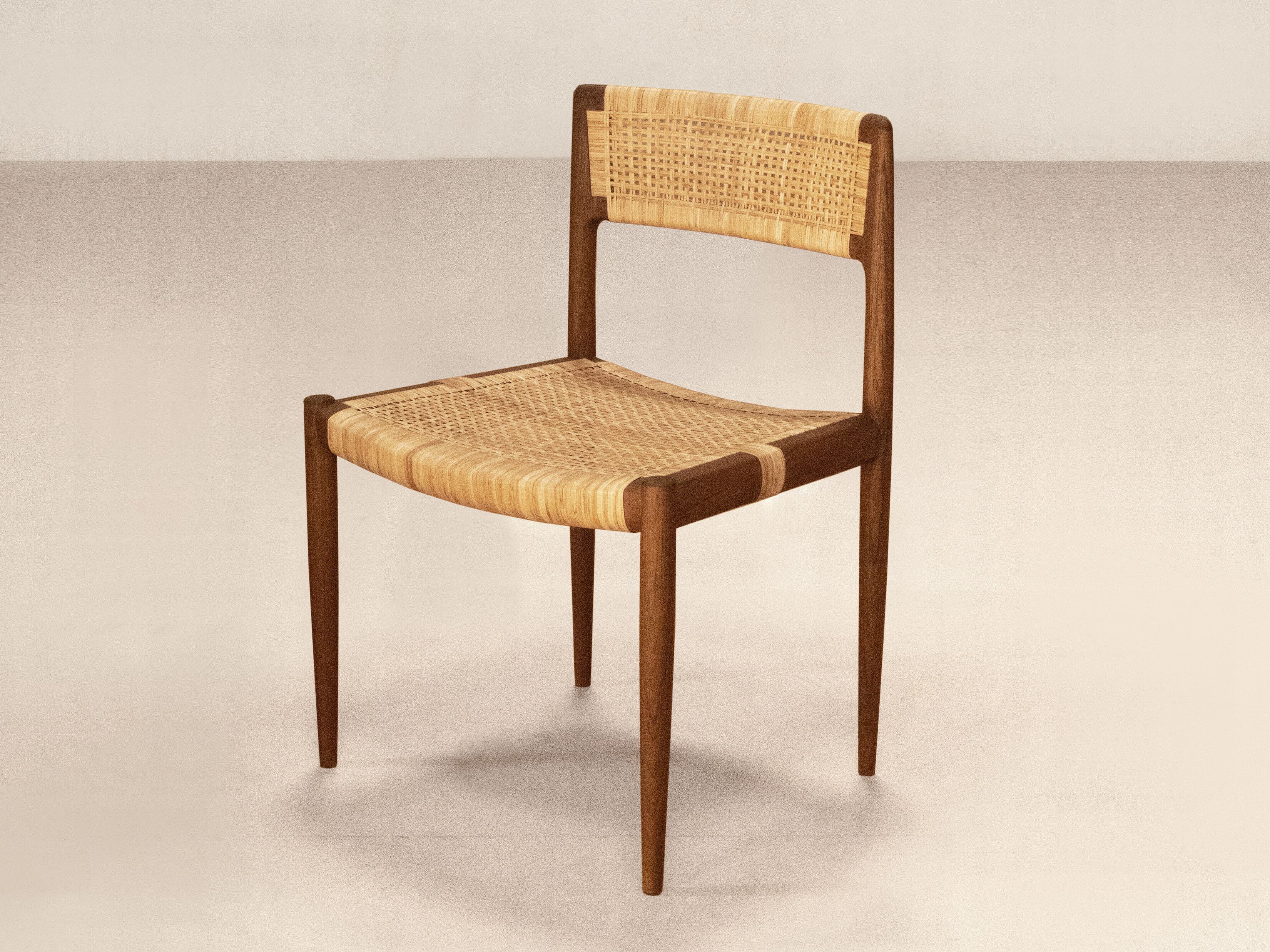 Стул из тикового дерева без подлокотников Phantom Hands Tangāli ARCH-00108477