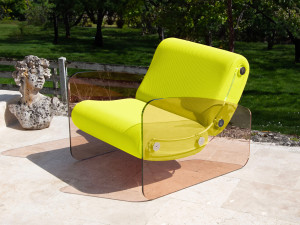 Кресло с подлокотниками