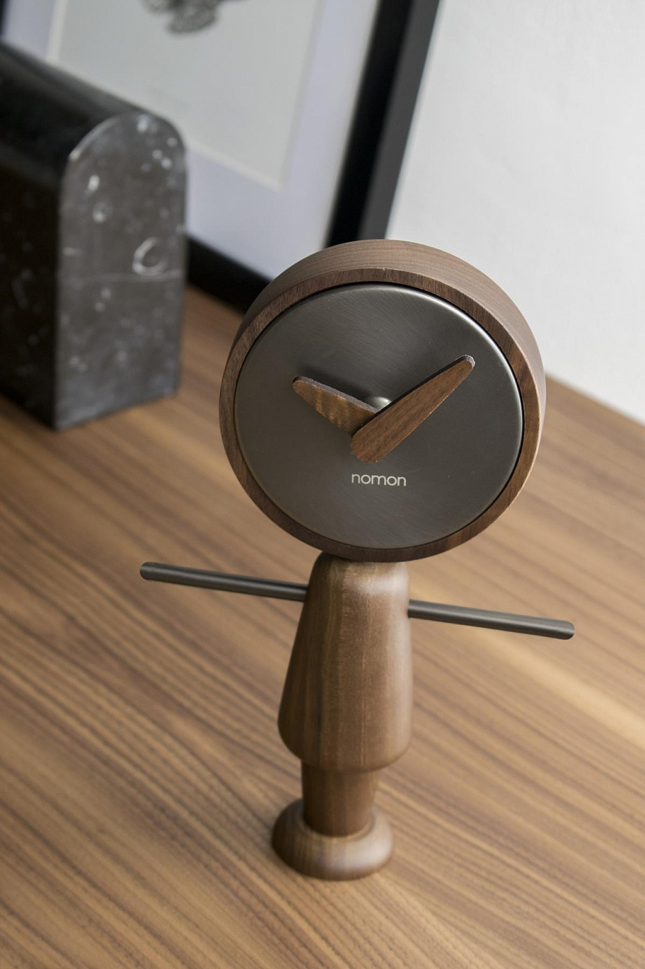 095250 Настольные часы Nene графит-орех Nomon Nene&Nena  - Вид №1