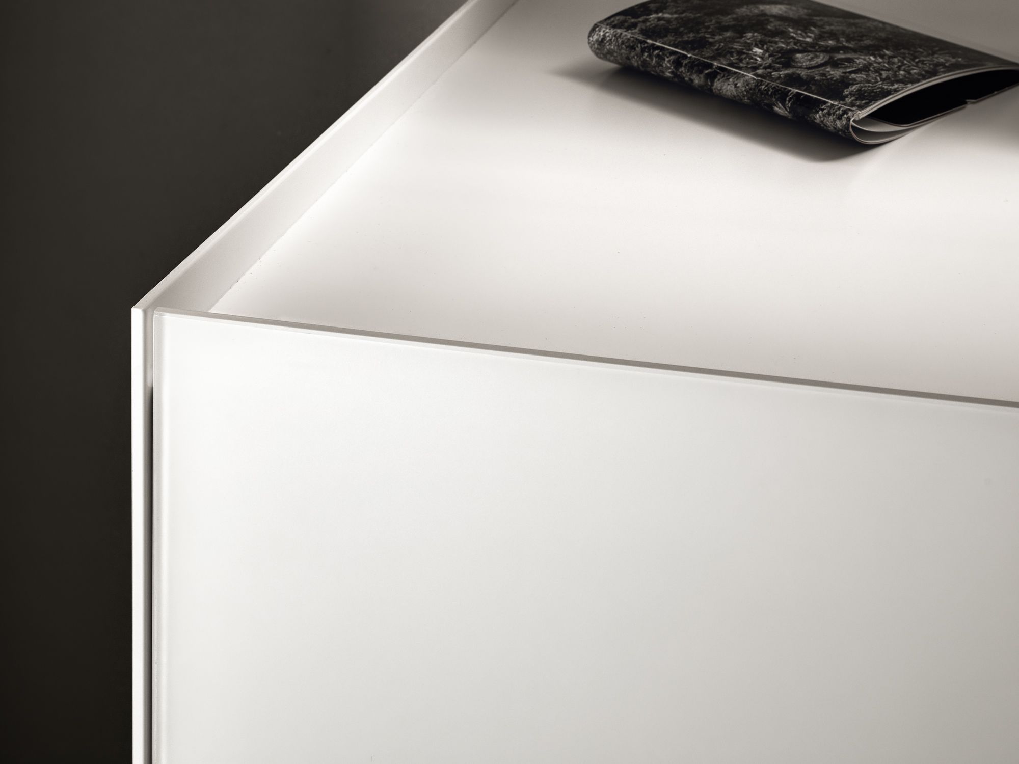 Подвесной шкаф из лакированного стекла с копланарными дверями Capo d’Opera ателье ARCH-00035768 - Вид №2