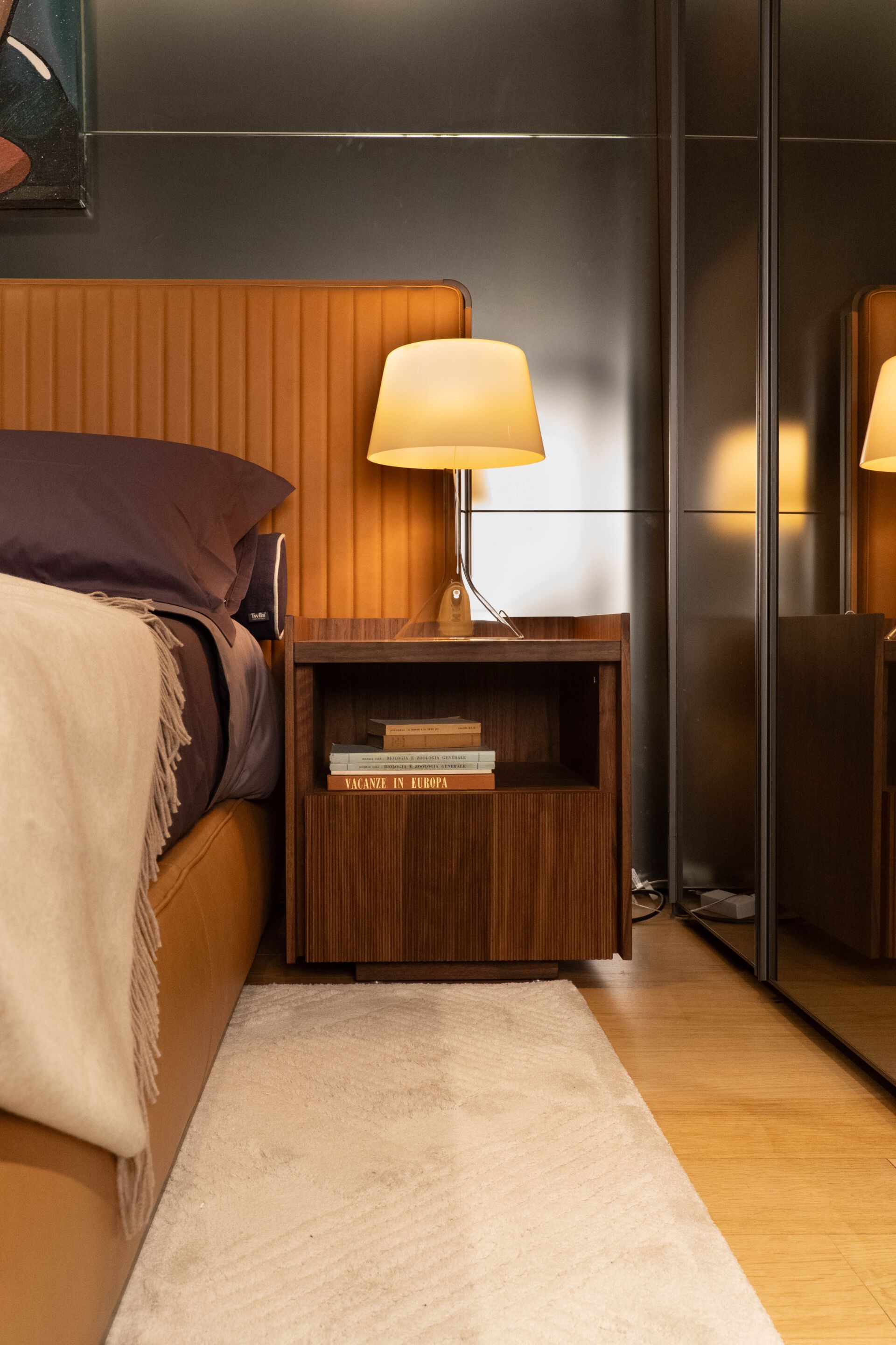 Прикроватная тумбочка из шпона с ящиками In Stock Riva1920 ARCH-00134852 - Вид №1