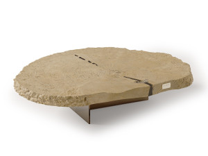 Круглый журнальный столик из шиповника