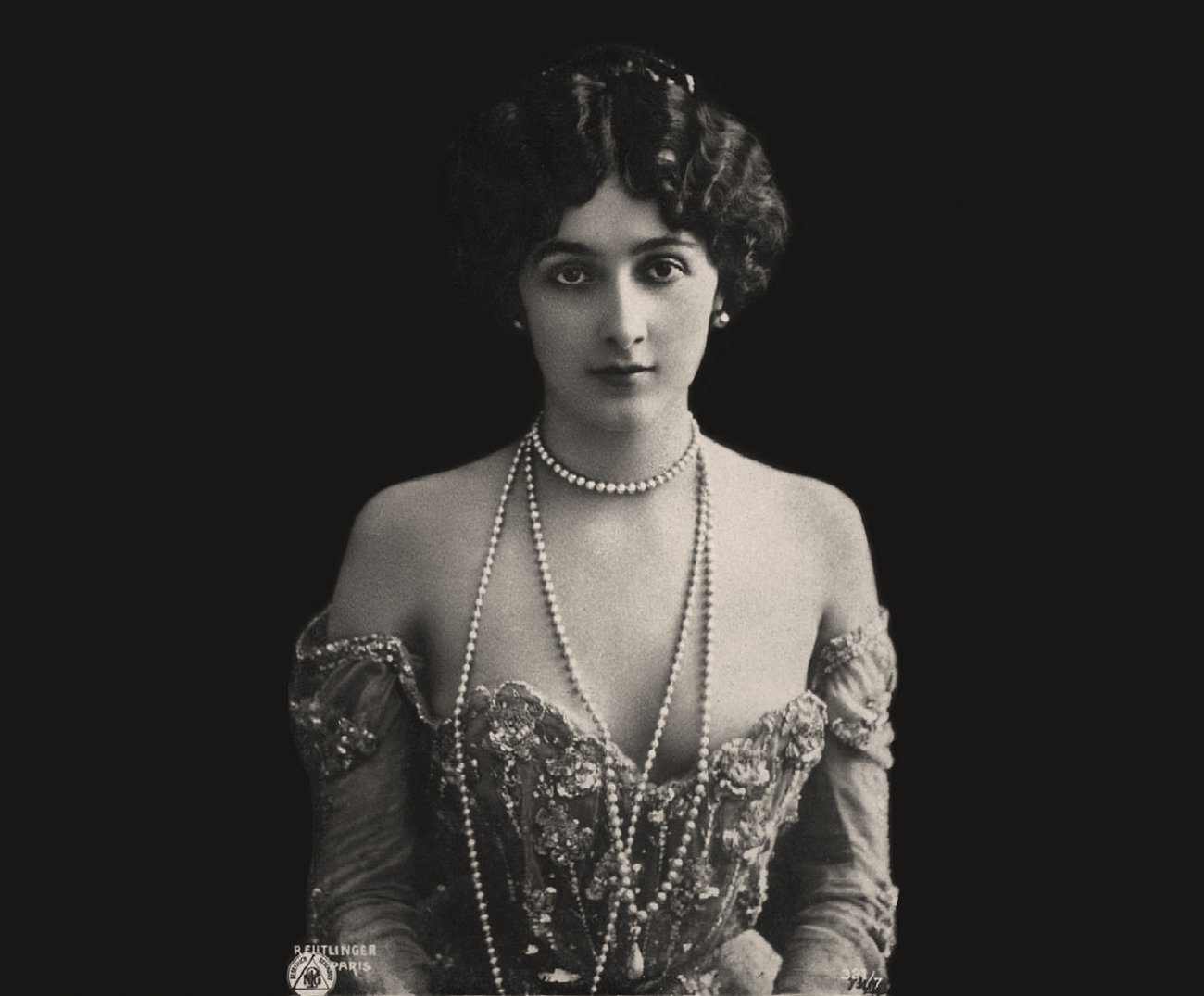 Кофейный столик круглый черно-белый с рисунком 50 см "Секрет" Fornasetti BYOBJECT FORNASETTI 014301 Белый;черный Object Desire  - Вид №3