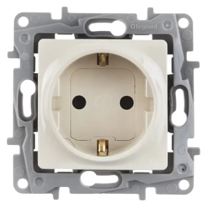 Розетка Legrand Etika с защитными шторками и заземлением, слоновая кость 17356433