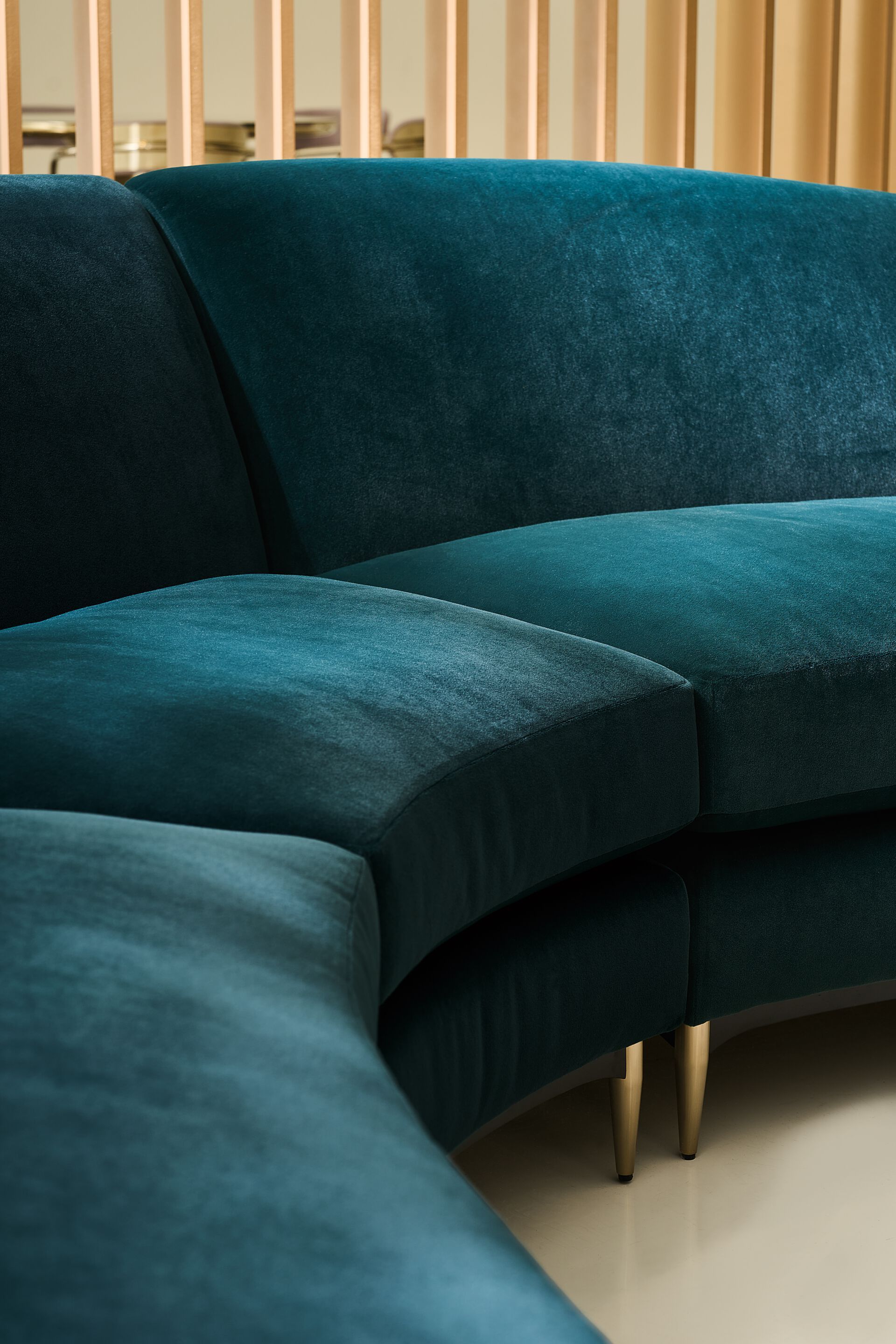 5-местный бархатный изогнутый диван Caracole Three'S Company Laf ARCH-00151620 - Вид №3