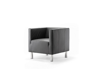 Кожаное кресло с подлокотниками