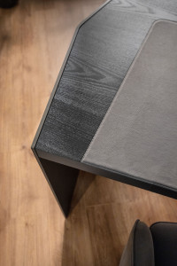 Деревянный прямоугольный стол с ящиками