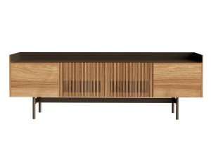 Деревянный шкаф с распашными дверями