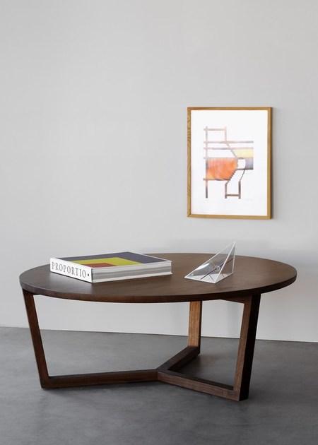 Ethnicraft Круглый журнальный столик из орехового дерева Walnut tripod 44212 - Вид №2