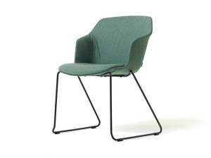 Тканевый стул с подлокотниками