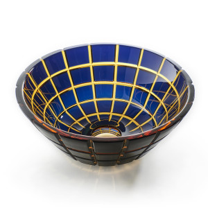 CBMIC 3SC Умывальник из 24% Pbo Crystal, изготовленный с использованием чрезвычайно сложной технологии «Incamiciato Crystal», внутри он янтарного цвета, а снаружи покрыт голубым кобальтовым кристаллом. Разрезы в форме «сетки», выполненные полностью вручну