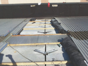 Система ограничения черепицы-балки со стальными профилями