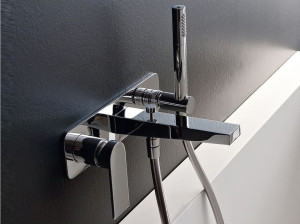 Настенный смеситель для ванны с переключателем