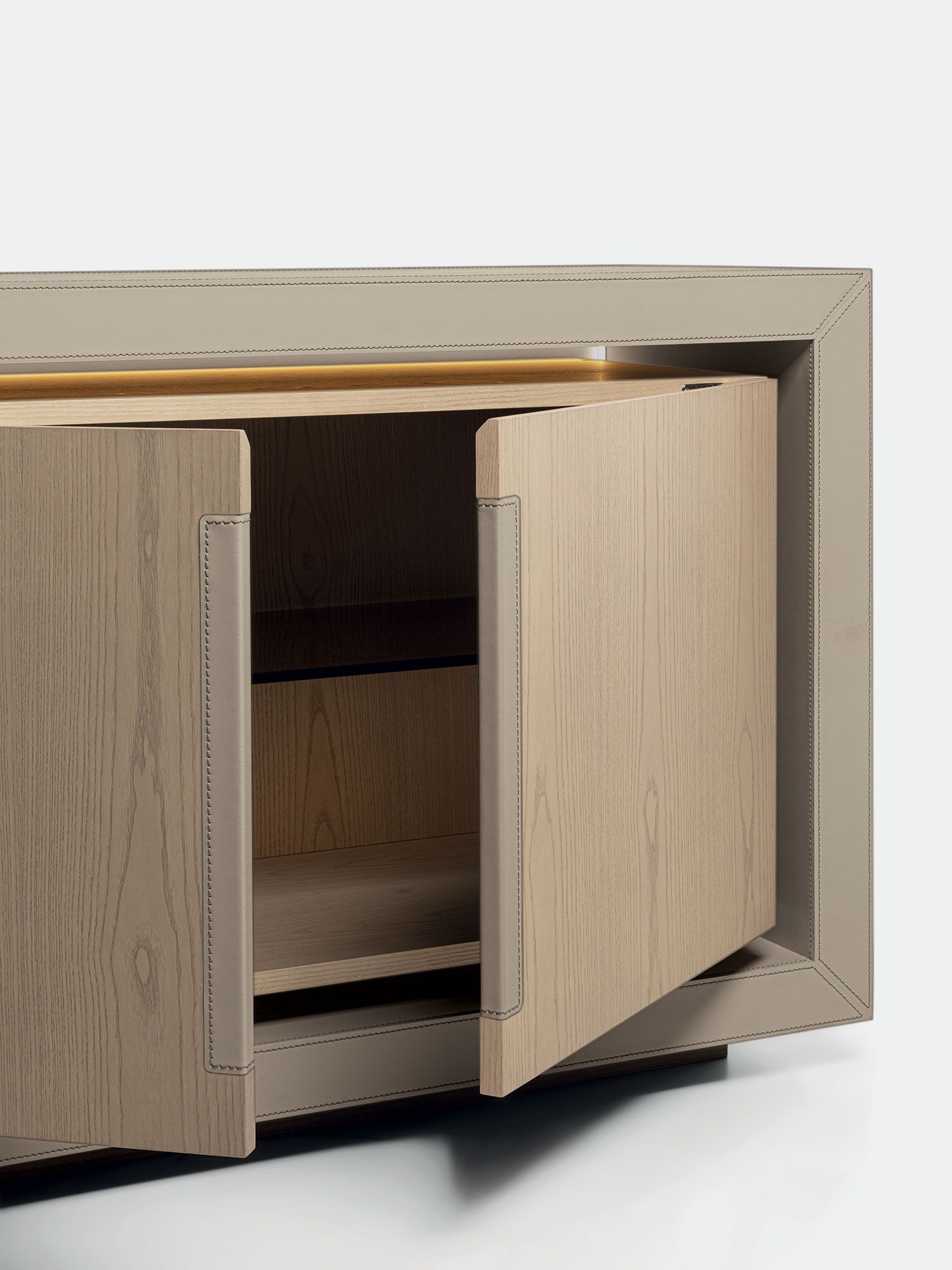 Деревянный шкаф с кожаной обивкой Vittoria Frigerio Lanza ARCH-00089465 - Вид №3