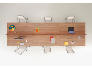 Деревянный стол с несколькими перегородками