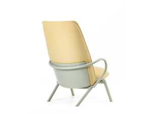 Тканевое кресло с высокой спинкой